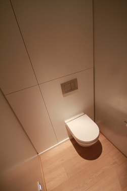 Het toilet is asymmetrisch geplaatst om eventuele assistentie makkelijk en mogelijk te maken. Ook is het toilet wat hoger geplaatst zodat je gemakkelijer kan gaan zitten en rechtstaan.