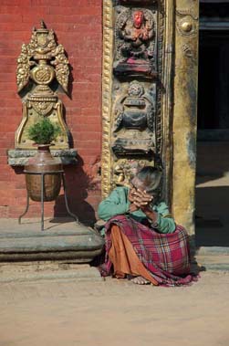 Een oude dame in de straten van Bakhtapur