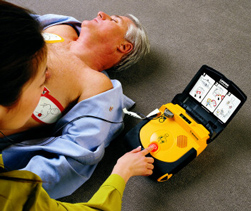 Van zodra je de AED aanzet, zal deze je met gesproken instructies begeleiden tijdens het reanimatieproces.