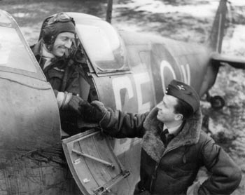 De twee flight commanders van 349 squadron eind 1944: Lucien Lelarge (in cockpit) en Paul Siroux