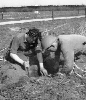 Militairen van de Brigade Piron in Nederland tijdens het opruimen van een mijnenveld (april 1945)