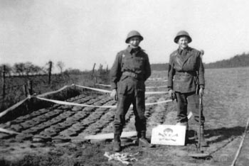 Militairen van de Brigade Piron in Nederland tijdens het opruimen van een mijnenveld (april 1945)