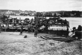 1 september 1944: een afdeling van de artillerie trekt de Seine over