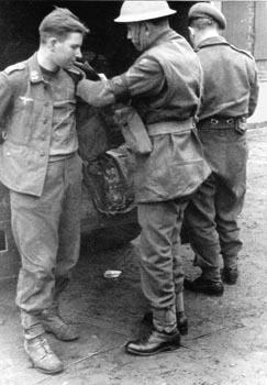 Nederland, oktober 1944: Duitse militairen geven zich over aan de Brigade Piron