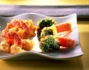Tempura van garnalen, broccoli en wortel