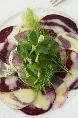 Carpaccio van raapjes en rode biet