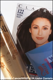 Sommige chemische stoffen in de vele producten die we dagelijks gebruiken zijn een bedreiging voor het milieu en onze gezondheid. 