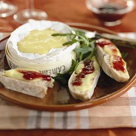 Gesmolten camembert met pruimenchutney en notenciabatta