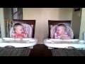 2 baby's aan het dansen
