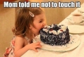 Mama heeft gezegd de taart niet aan te raken met m'n handen