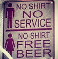 Origineel bord: voor mannen: geen shirt = geen dienstverlening; voor vrouwen: geen shirt = gratis bier!