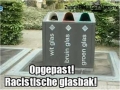 opgepast, racistische glasbak...