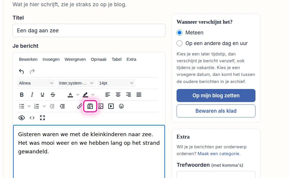 Klik in je tekst op de plaats waar je de foto wil zetten. Klik daarna in de rij knoppen boven het tekstvak op het kleine fotootje, "Foto's van je computer toevoegen". Je computer toont nu je bestanden, zodat je de gewenste foto kan kiezen.