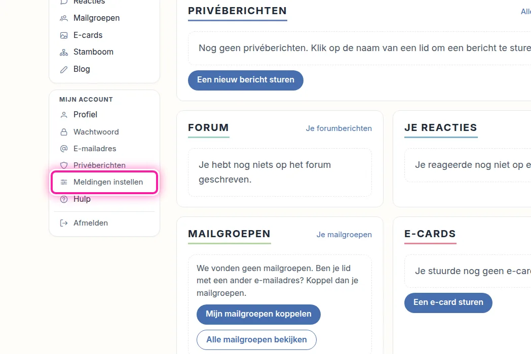 Op je eigen pagina zie je links een menu. Onder "Mijn account" staat "Meldingen instellen". Klik daarop, dan opent de pagina waar je kiest welke meldingen en mails je krijgt.