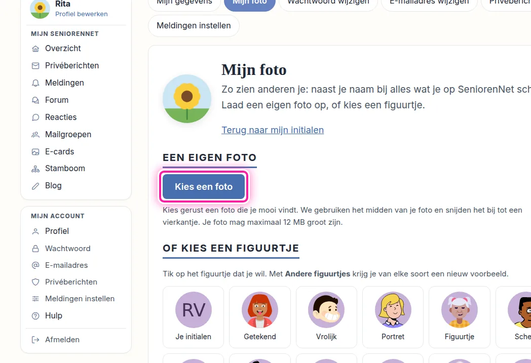 Klik op "Kies een foto", dan toont je computer je bestanden. Kies daar een foto die je graag bij je naam wil zetten. SeniorenNet gebruikt het midden van de foto en snijdt dat bij tot een klein vierkant. Een foto waarop je gezicht in het midden staat, werkt daarom het best. Het fotobestand mag maximaal 12 MB groot zijn.